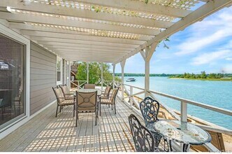 286 Towd Point Rd in Southampton, NY - Building Photo - Building Photo