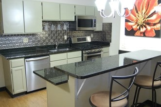 Portage Trail East Apartments in Cuyahoga Falls, OH - Foto de edificio - Building Photo