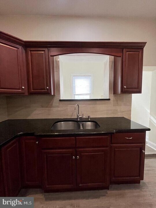 2430 Carpenter St in Philadelphia, PA - Building Photo