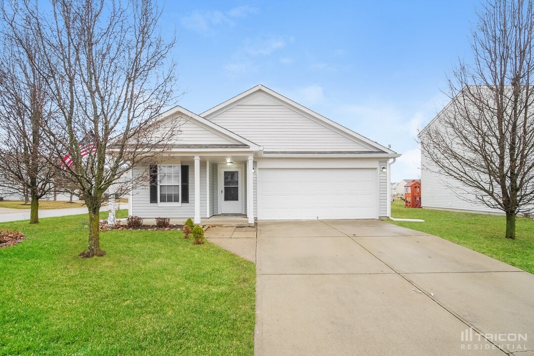 8023 Pavilion Ct in Indianapolis, IN - Building Photo