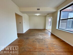 2323 N Kedzie Blvd, Unit 2 in Chicago, IL - Foto de edificio - Building Photo