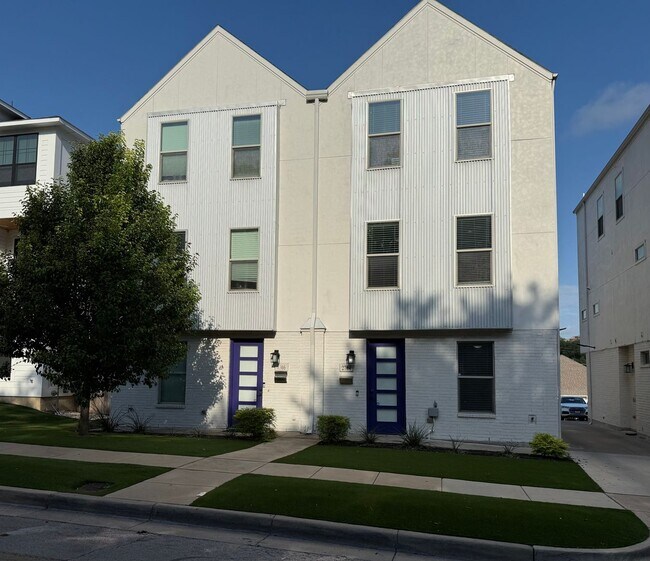 property at 2704 Forest Park Blvd