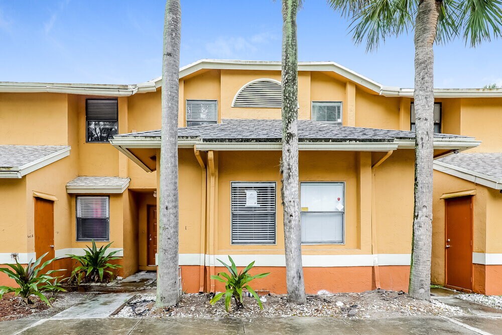 2531 NW 56th Ave in Lauderhill, FL - Building Photo