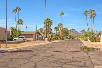 7949 E Luke Ln in Scottsdale, AZ - Foto de edificio - Building Photo