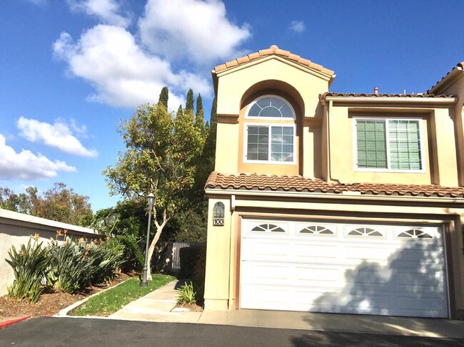 100 Almador, Unit 203 in Irvine, CA - Foto de edificio - Building Photo