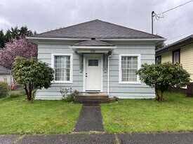 318 11th St in Raymond, WA - Building Photo