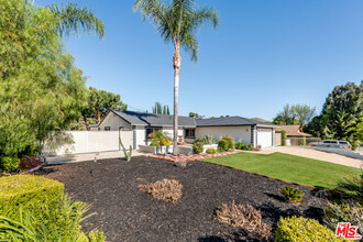 5684 Ruthwood Dr in Calabasas, CA - Foto de edificio - Building Photo
