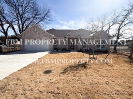 903 Sunrise Ave in Ennis, TX - Building Photo