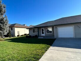 4208A Nola Loop Rd in Yakima, WA - Building Photo