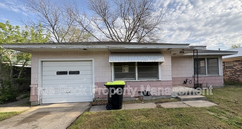 806 W 8th St in Ada, OK - Building Photo