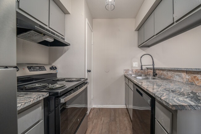 Ridge Point in Houston, TX - Building Photo - Interior Photo