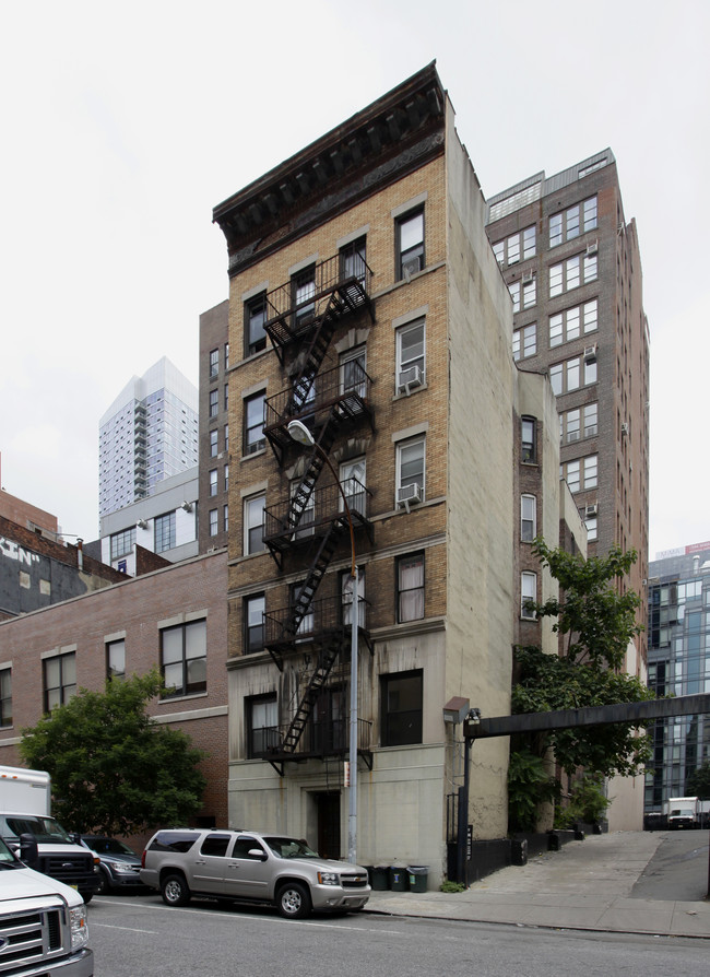 437 W 36th St in New York, NY - Building Photo - Building Photo