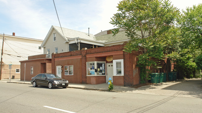 68 W Hollis St in Nashua, NH - Building Photo - Building Photo