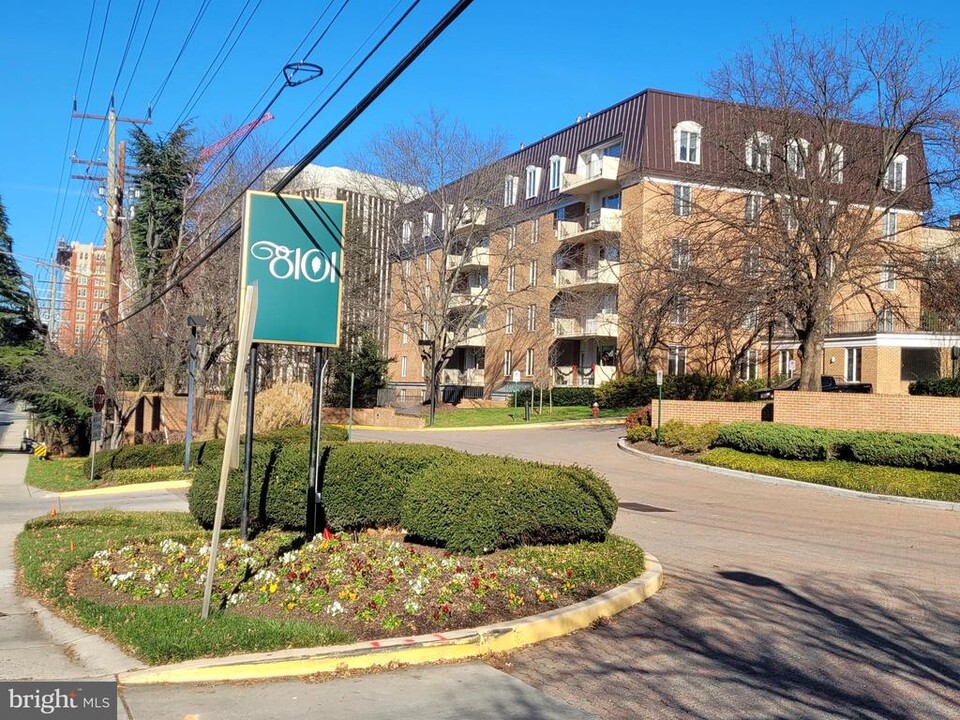 8101 Connecticut Ave in Chevy Chase, MD - Foto de edificio