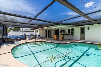 542 SE 33rd Terrace in Cape Coral, FL - Building Photo - Building Photo