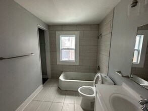 2921-2923 W Walnut St-Unit -2921(Lower) in Milwaukee, WI - Building Photo - Building Photo