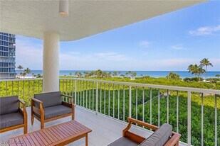 50 Seagate Dr in Naples, FL - Building Photo