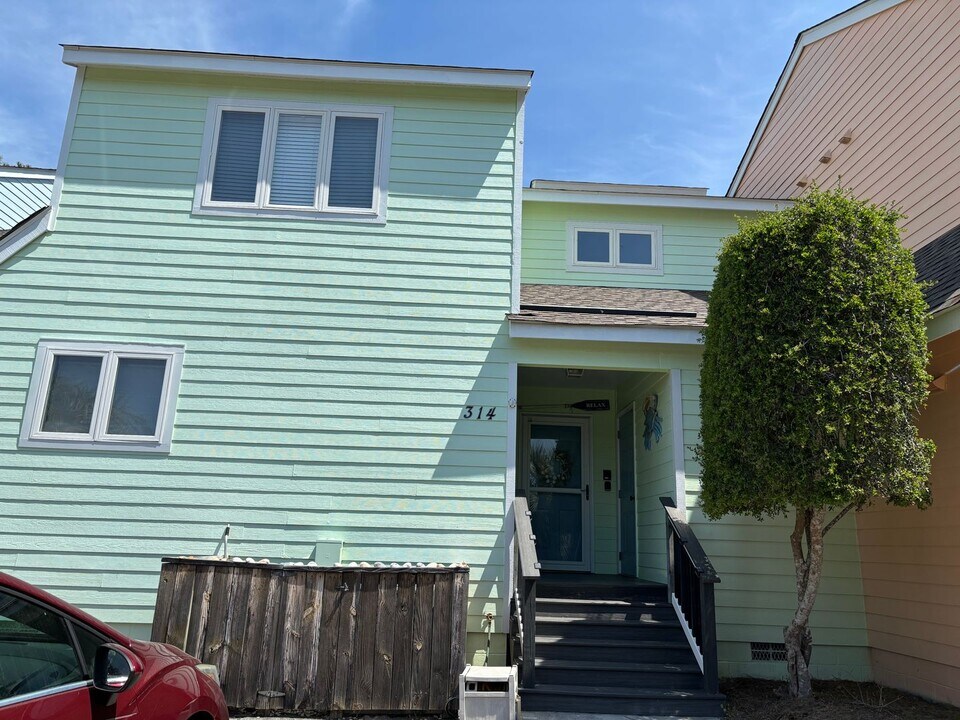 314 McGinnis Dr in Pine Knoll Shores, NC - Building Photo