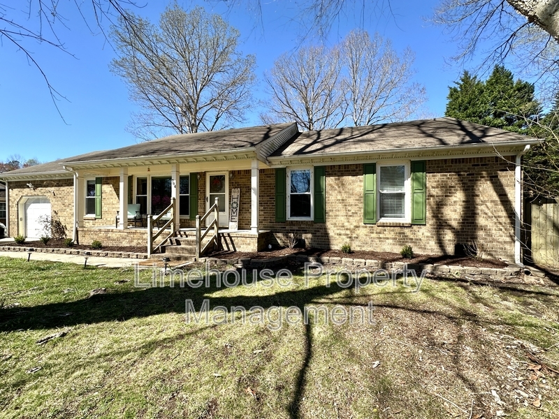 704 Mildenhall Dr in Chesapeake, VA - Building Photo