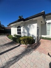 105 NW 123rd Ave in Miami, FL - Foto de edificio - Building Photo