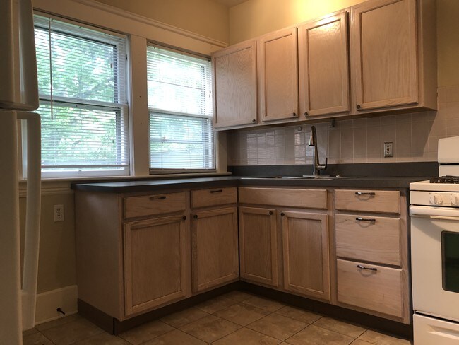 2299 Bellfield Ave in Cleveland Heights, OH - Foto de edificio - Building Photo