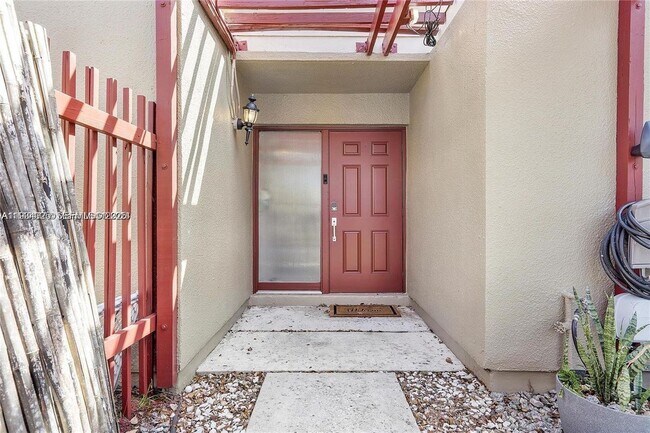 1281 W Fairway Rd in Pembroke Pines, FL - Foto de edificio - Building Photo