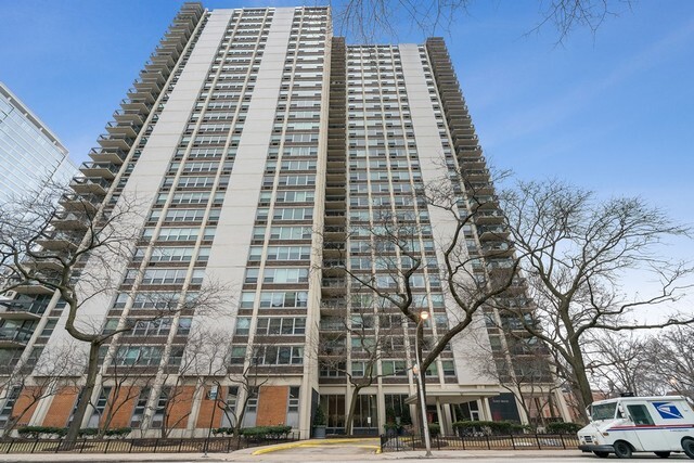 1255 N Sandburg Ter, Unit 908 in Chicago, IL - Foto de edificio