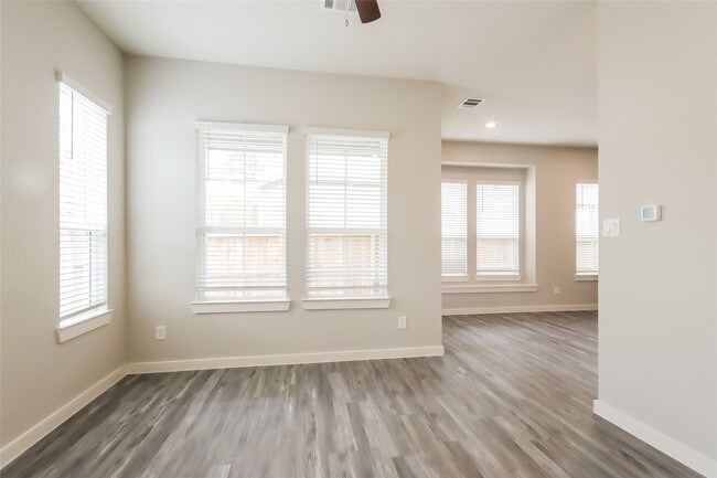 9835 Willow Creek Commerce Dr in Tomball, TX - Foto de edificio - Building Photo