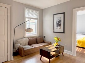 220 E Cross St in Baltimore, MD - Building Photo