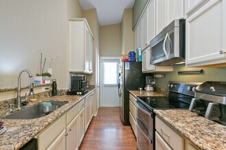 2425 Augusta Dr in Houston, TX - Building Photo - Building Photo