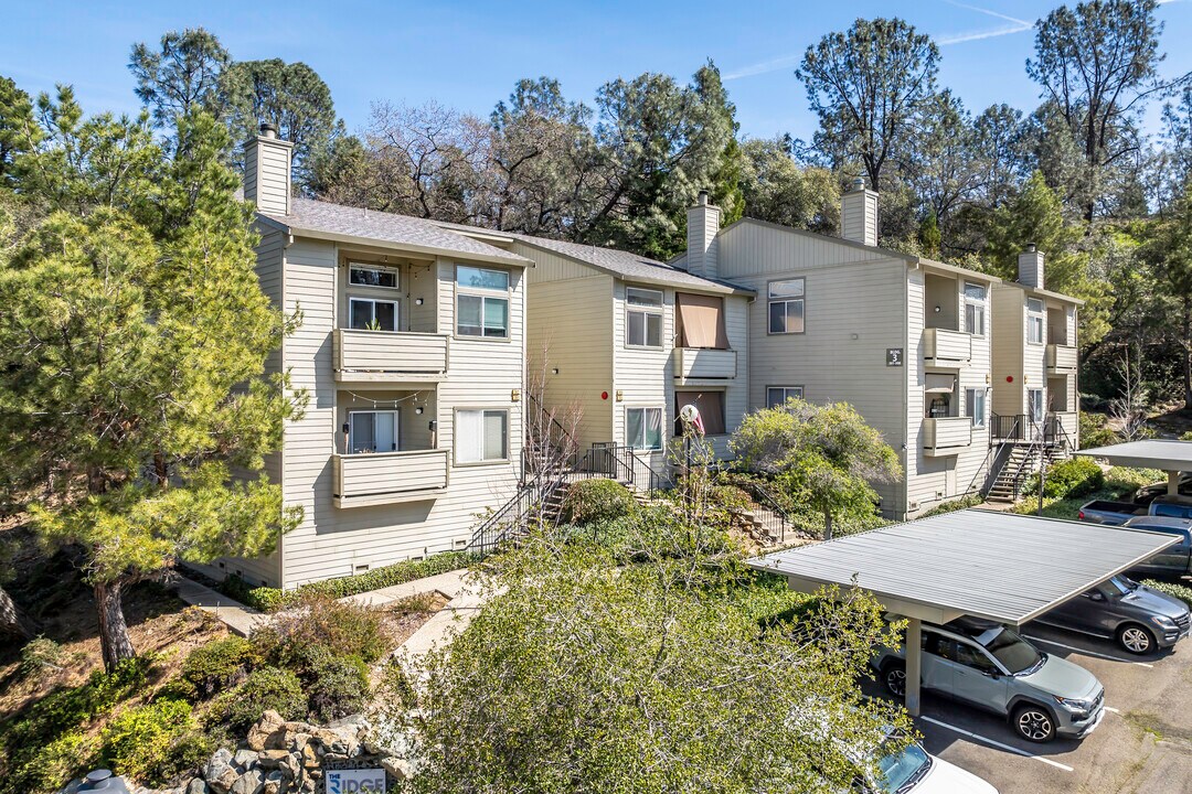 The Ridge Apartments in Auburn, CA - Foto de edificio
