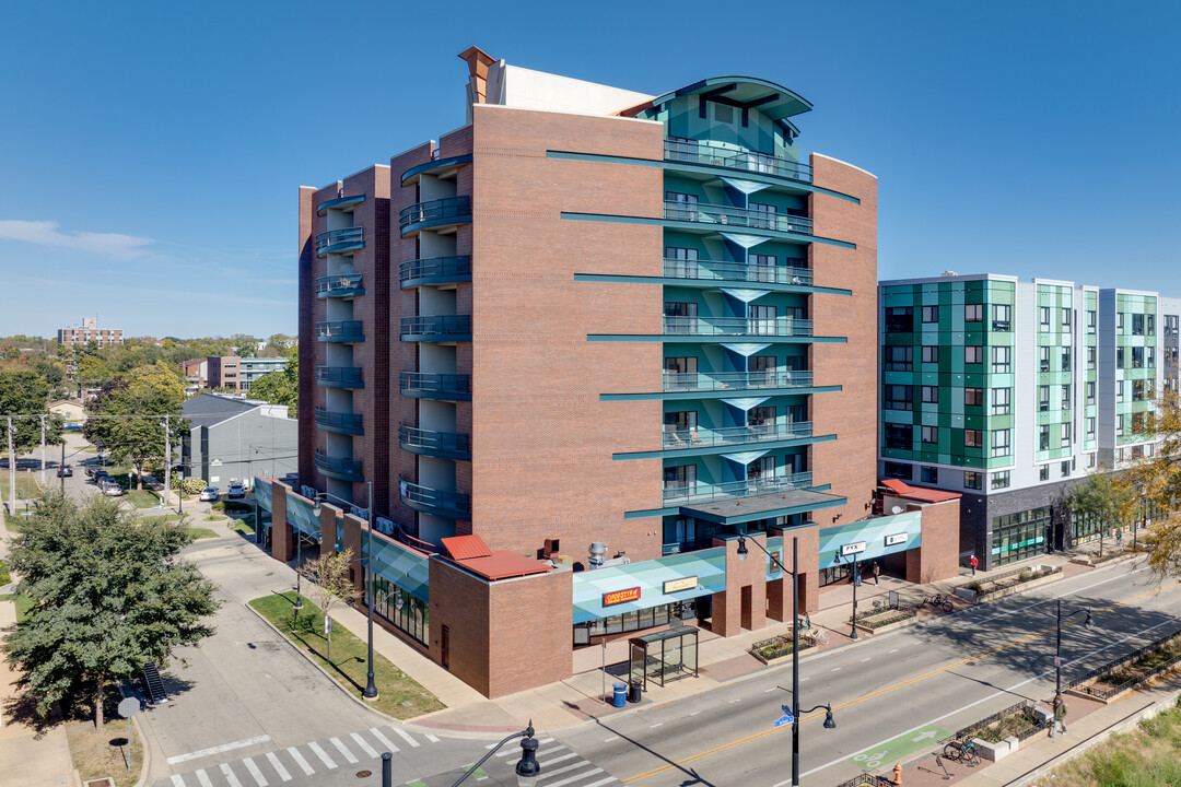 202 E. Green St by Bankier Apartments in Champaign, IL - Foto de edificio