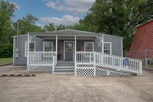 715 Grand Ave in Bacliff, TX - Building Photo