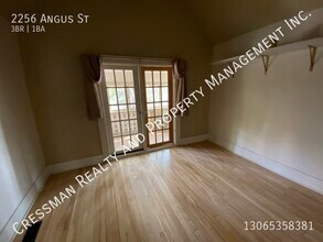 3 bed, 1 bath FULL HOUSE located Downtown  in Regina, SK - Building Photo - Building Photo
