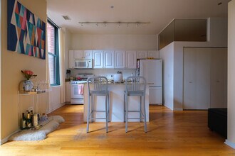 208 W Washington St in Chicago, IL - Building Photo - Building Photo