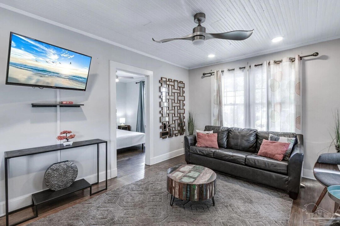 107 N D St in Pensacola, FL - Building Photo