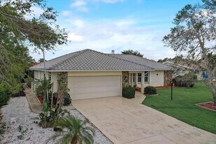 10 Stone Mountain Blvd in Englewood, FL - Building Photo