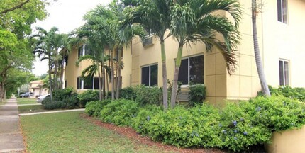 31 Menores Ave in Coral Gables, FL - Building Photo - Building Photo