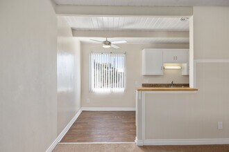 Sea Breeze Garden Apartments in Imperial Beach, CA - Foto de edificio - Building Photo