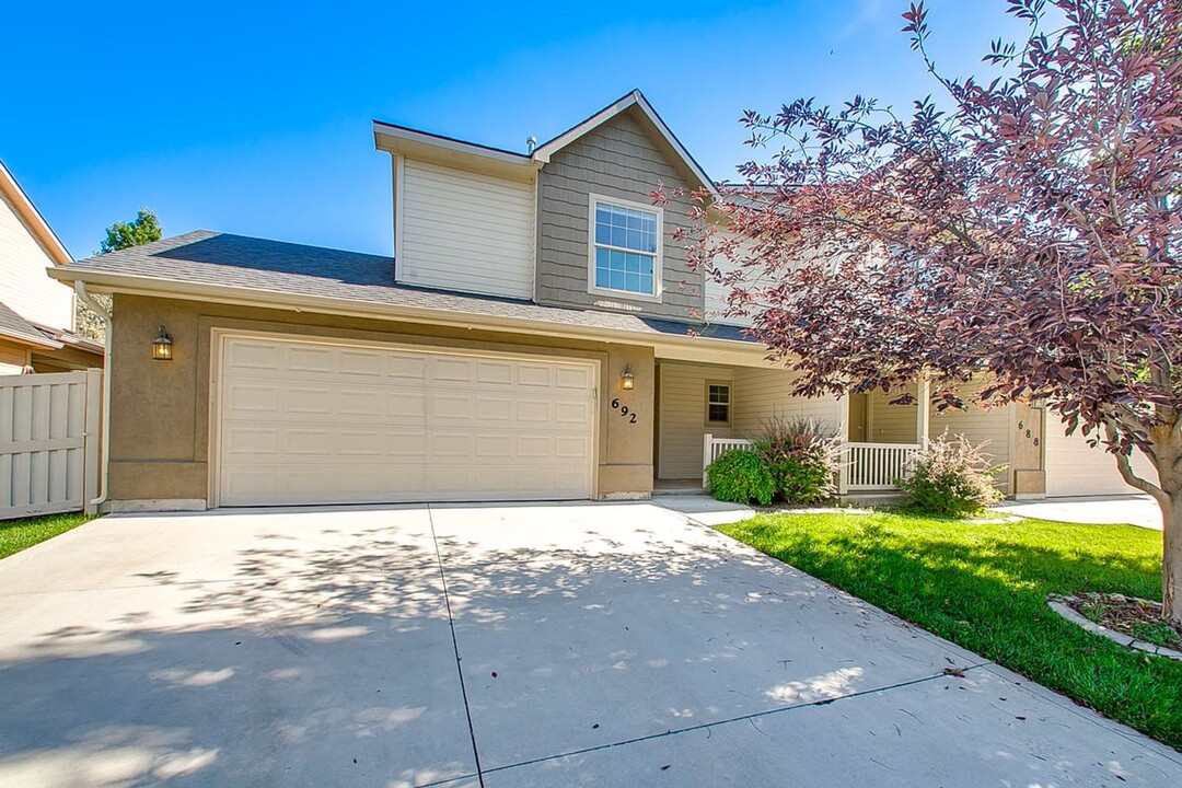 688-692 N Shadowfox Pl in Eagle, ID - Building Photo