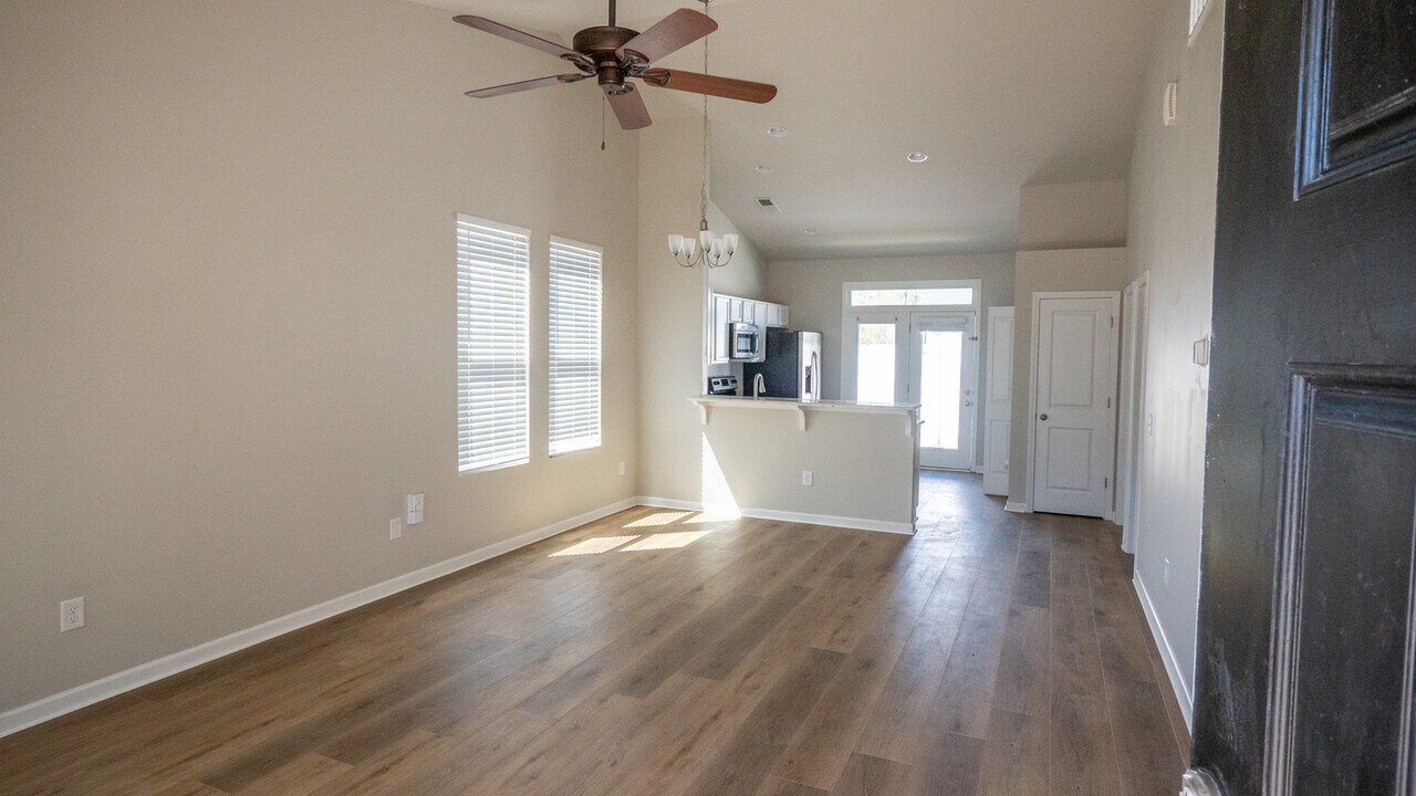 101 North Ferncliff Dr, Unit 101 in Mount Holly, NC - Foto de edificio