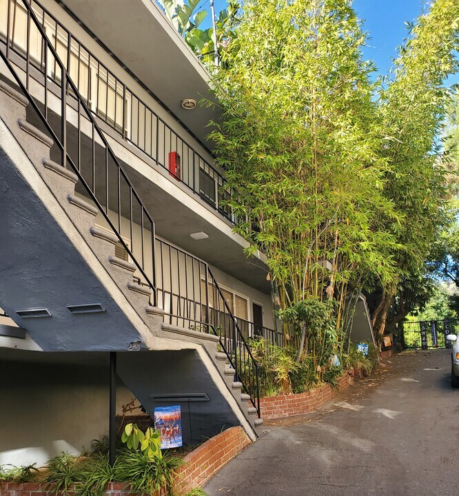 8616 Holloway Dr in West Hollywood, CA - Building Photo