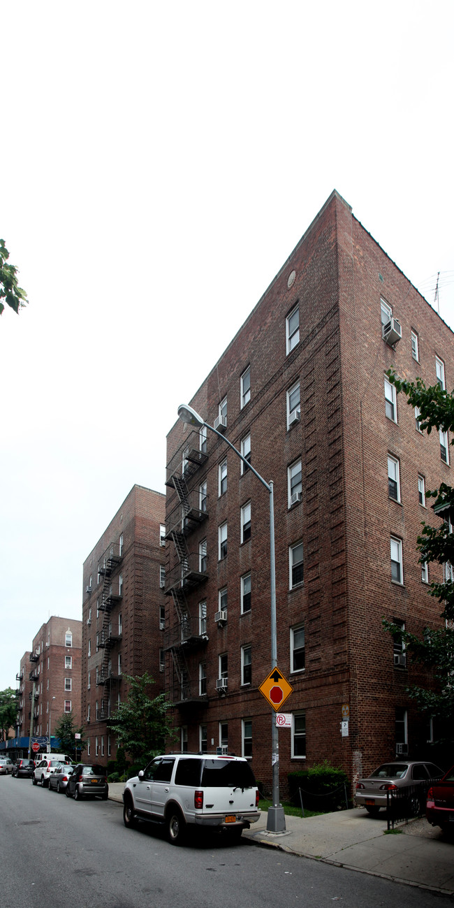 65-41 Saunders St in Rego Park, NY - Building Photo - Building Photo