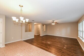 2427 Brian Lakes Dr E in Jacksonville, FL - Foto de edificio - Building Photo