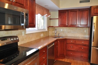 8 Willow Ln in Avon, CT - Building Photo - Building Photo