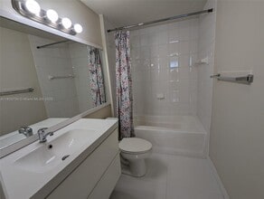 8010 N Nob Hill Rd in Tamarac, FL - Building Photo - Building Photo