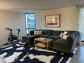 70 W Huron St, Unit 12 in Chicago, IL - Foto de edificio - Building Photo