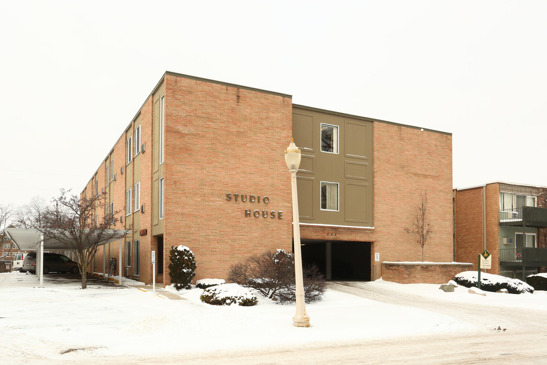 Studio House Apartments in East Lansing, MI - Building Photo