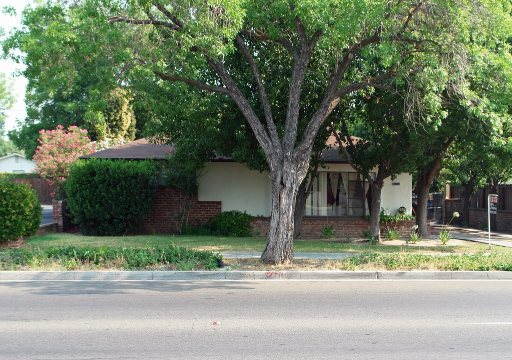 2318 E Clinton Ave in Fresno, CA - Building Photo