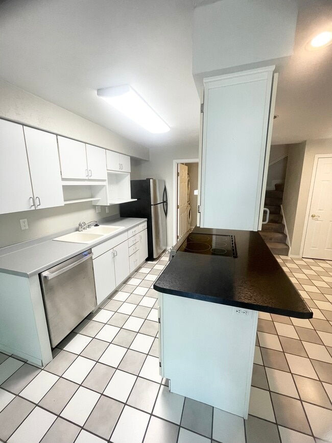 property at 2457 N Lynndale Dr